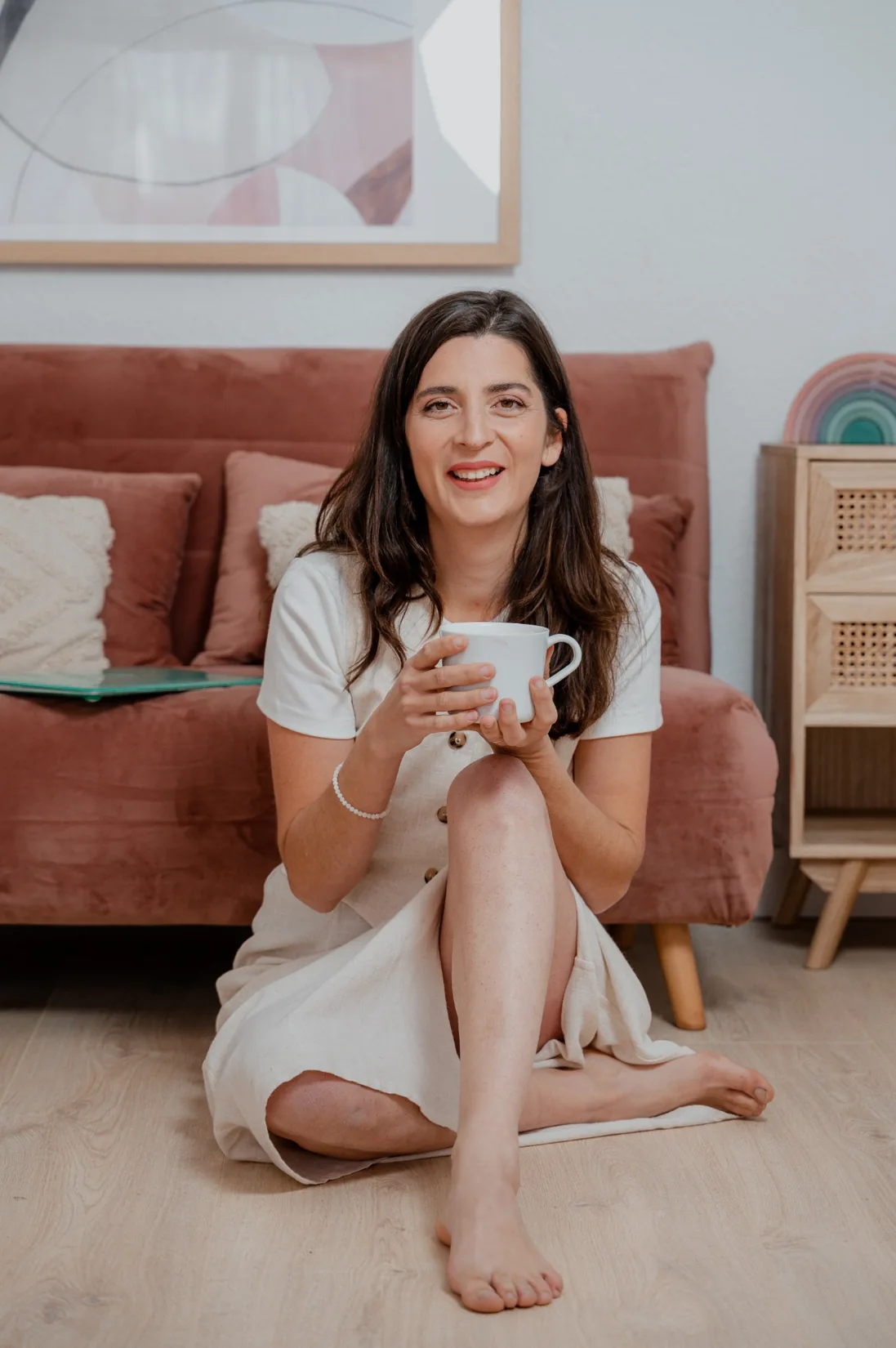 Tanit sonriendo con una taza